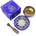 Bol chantant tibétain avec gravure Bouddha medicine, coussin bleu décoratif et maillet en bois