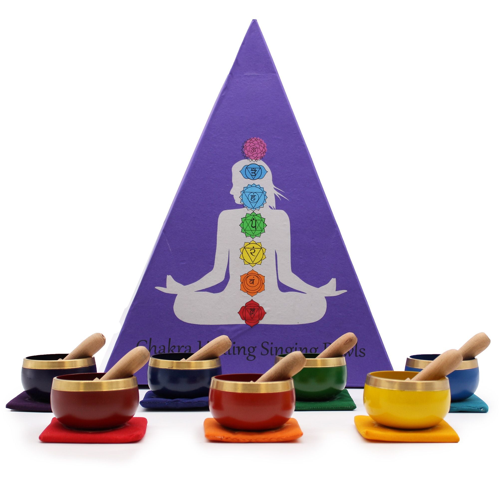 Bols chantants chakras colorés disposés devant un coffret pyramidal, parfait pour relaxation et équilibre énergétique