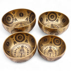 Ensemble de 4 bols chantants tibétains en laiton gravé avec motifs yogi et symboles spirituels