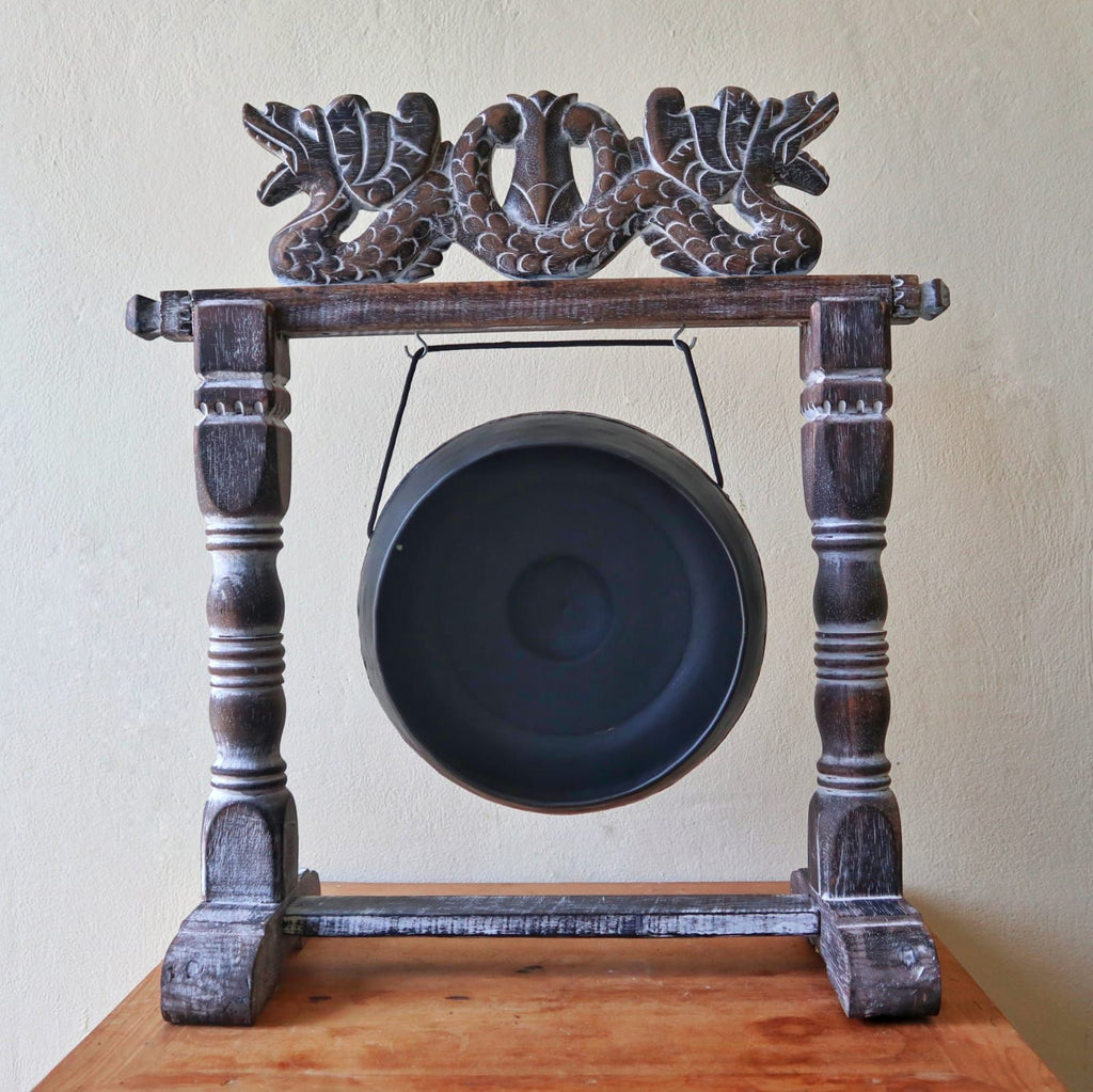 structure en bois sculpté avec gong noir suspendu dos, objet décoratif et spirituel