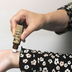 application d'un roll on d'huiles essentielles sur le poignet pour un rituel d'aromathérapie et de bien-être