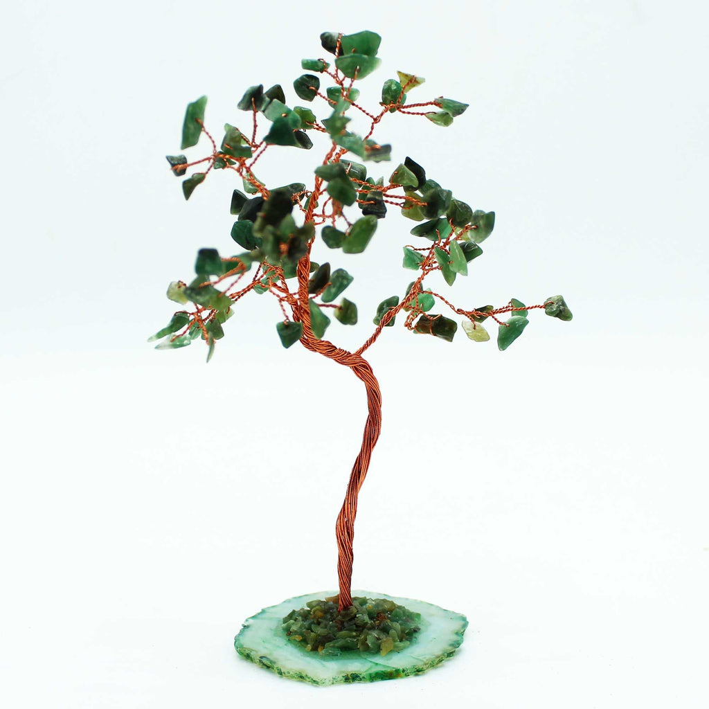Arbre en aventurine verte avec base en agate verte, branches métalliques et pierres symbolisant croissance et abondance