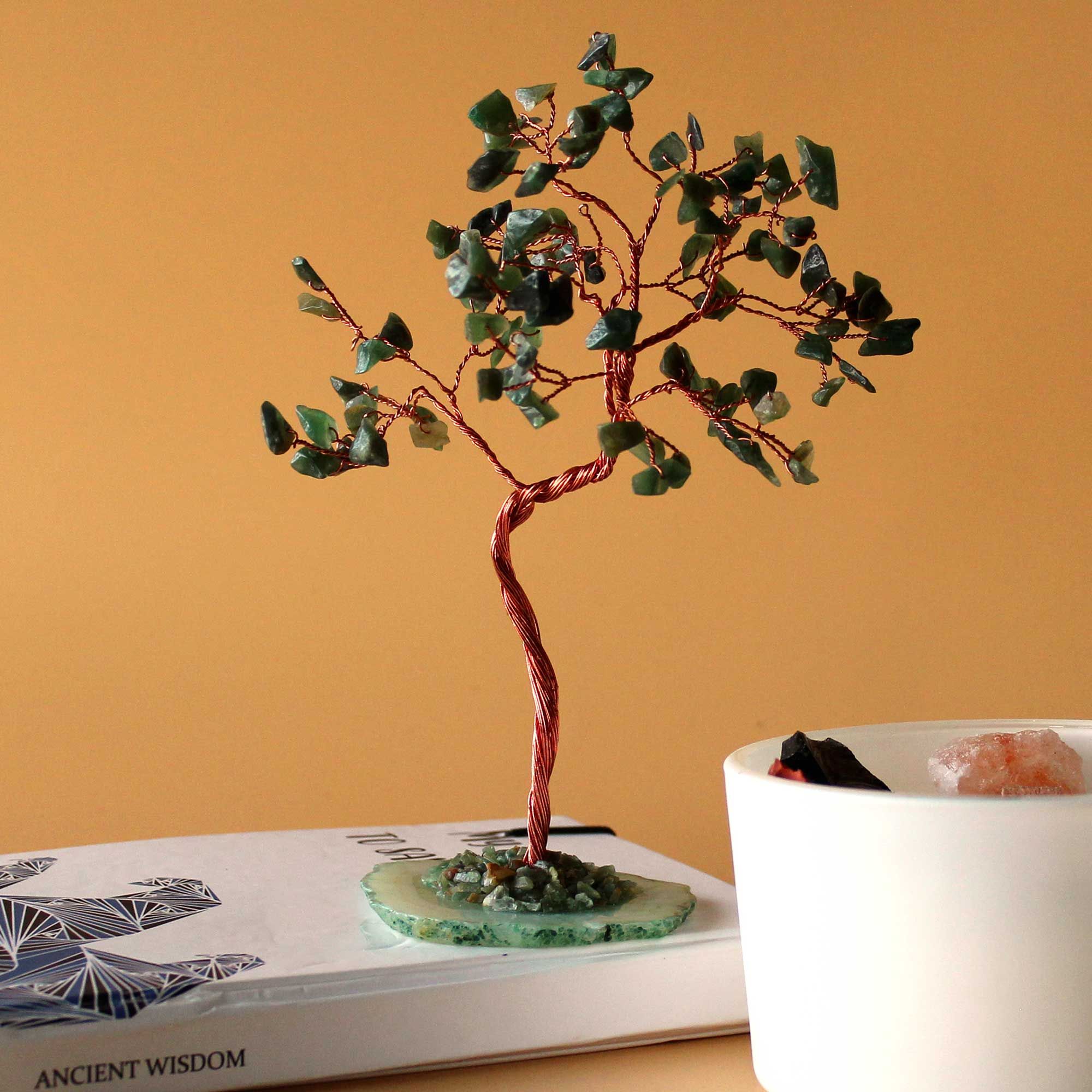 Arbre en aventurine verte sur table avec ambiance chaleureuse, idéal pour une décoration bien-être et harmonisante