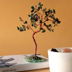 Arbre en aventurine verte sur table avec ambiance chaleureuse, idéal pour une décoration bien-être et harmonisante
