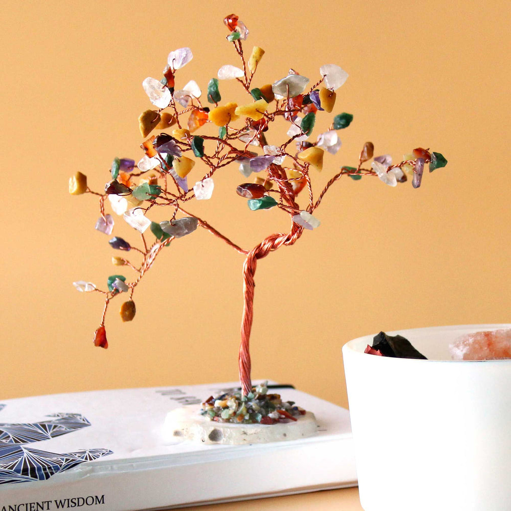 Arbre en pierres naturelles multicolores posé sur une surface, objet décoratif spirituel harmonisant l’espace