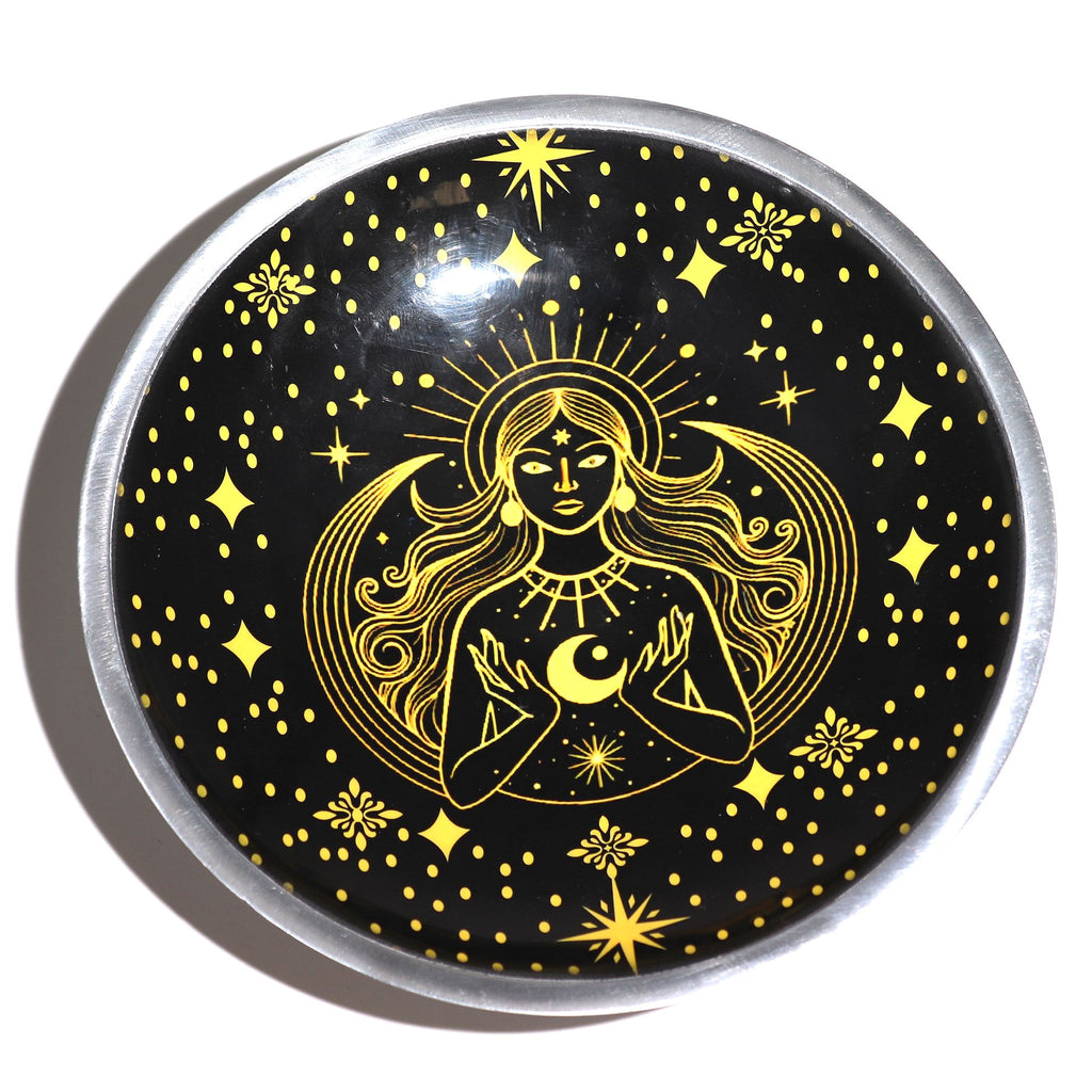 assiette rituelle deesse doree vue dessus symbole energie feminine decoration spirituelle