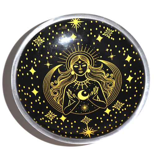 assiette rituelle deesse doree vue dessus symbole energie feminine decoration spirituelle