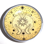 assiette rituelle soleil et mains vue dessus symbole energie spirituelle decoration autel