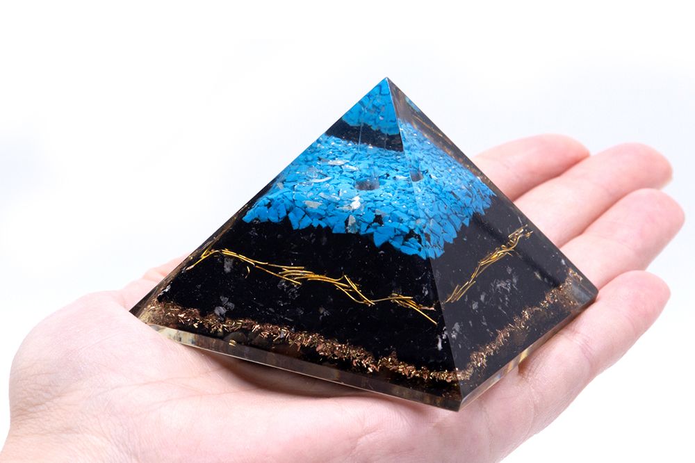 Pyramide Orgonite Turquoise & Tourmaline Noire | Décoration Zen 70 mm