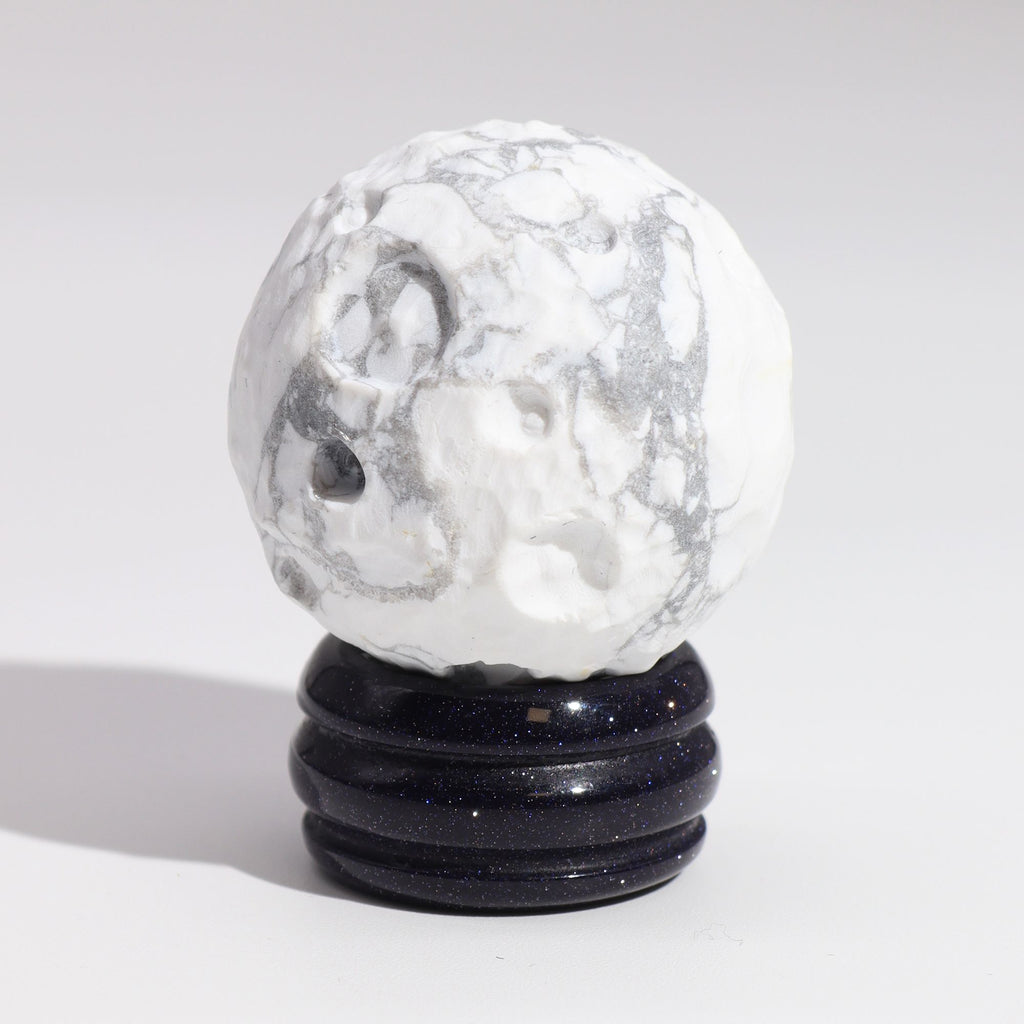 Sphère Howlite Blanche sur Socle Goldstone | Décoration zen 40mm