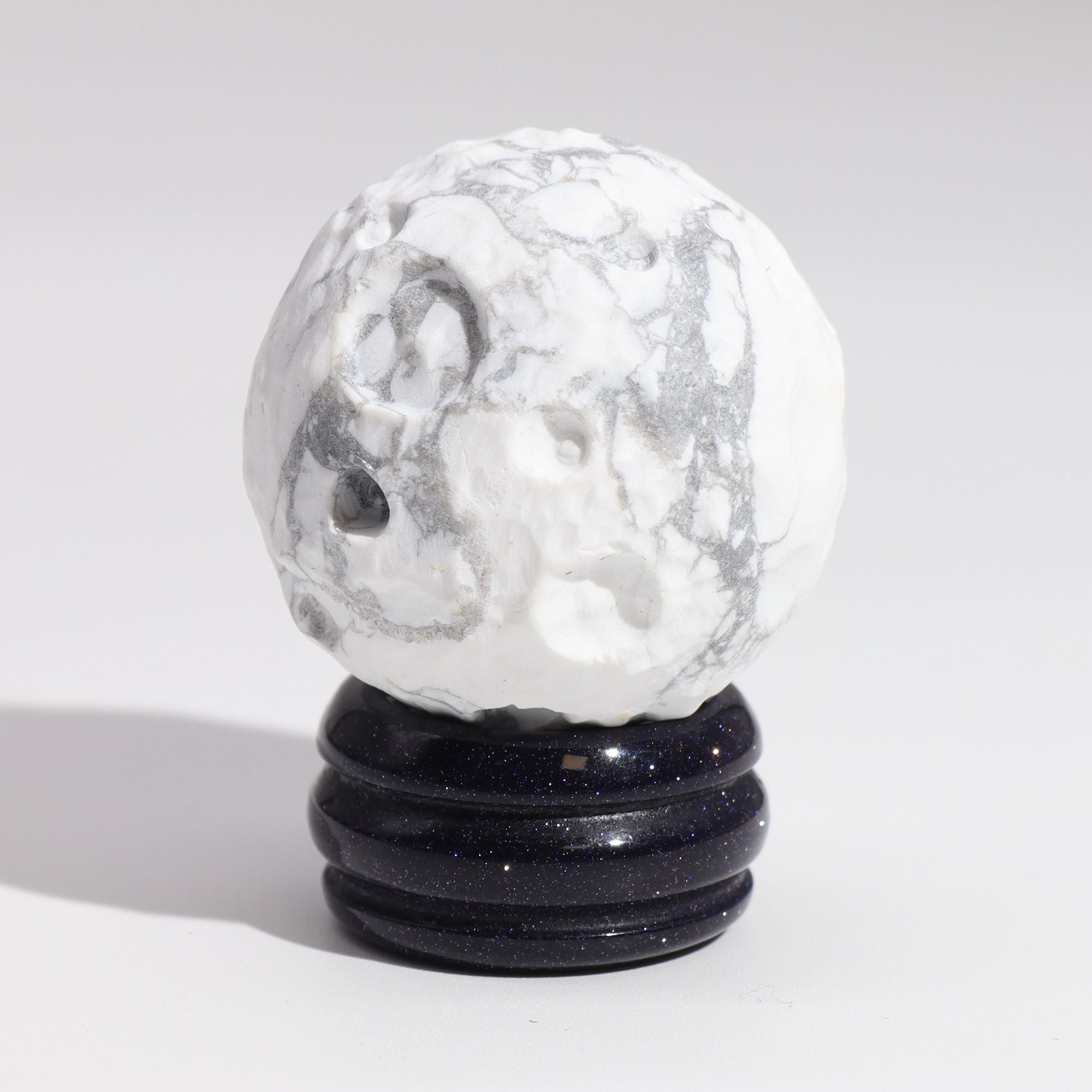 Sphère Howlite Blanche sur Socle Goldstone | Décoration zen 40mm