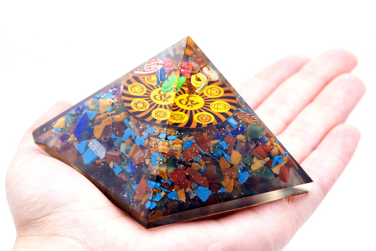 Pyramide Orgonite Om & Chakras | Décoration Zen & Harmonie