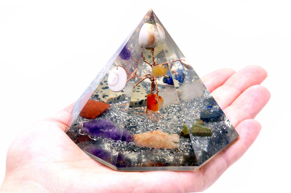 Orgonite Pyramide 7 Faces | Arbre de Vie & Gemmes Naturelles