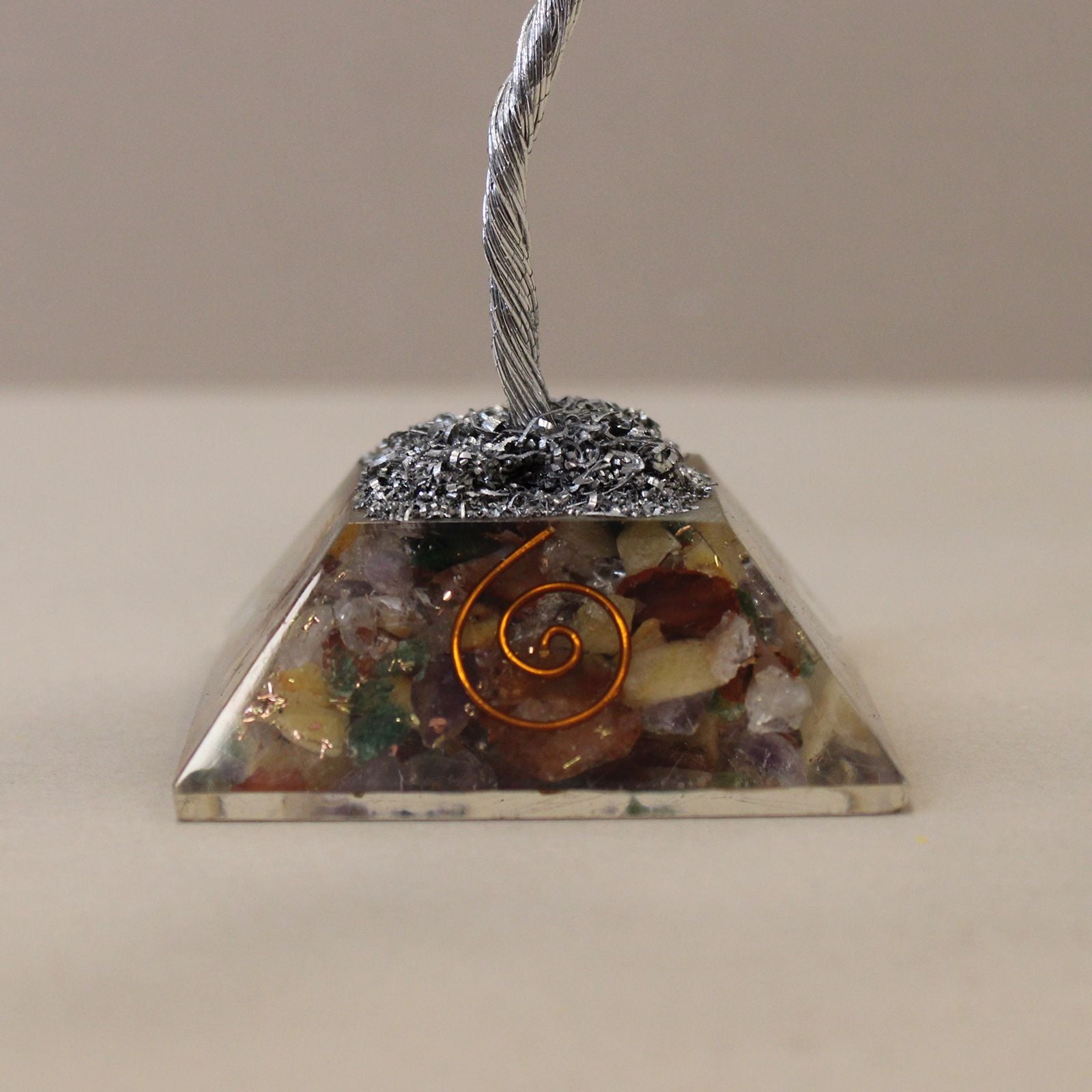 Arbre de Pierres Gemmes sur Base Orgonite | 80 Pierres Multicolores