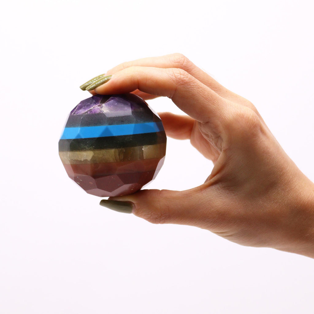 Boule de Cristal Sept Chakras Facettée | Équilibre & Harmonie