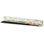 Boite de batonnets d encens naturels Stamford oliban avec support a encens et batonnets rouges dans une ambiance minimaliste et naturelle