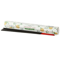 Boite de batonnets d encens naturels Stamford oud avec support a encens et batonnets rouges dans une ambiance minimaliste et naturelle