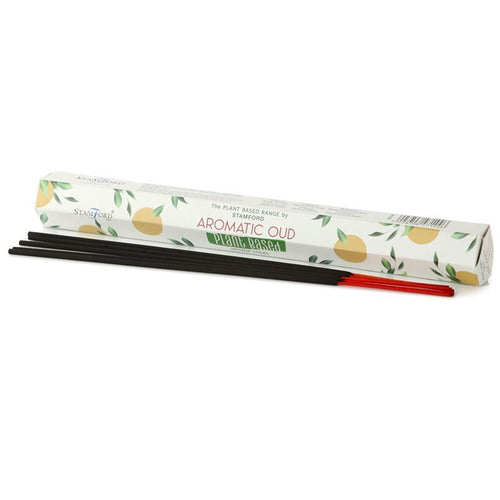 Boite de batonnets d encens naturels Stamford oud avec support a encens et batonnets rouges dans une ambiance minimaliste et naturelle