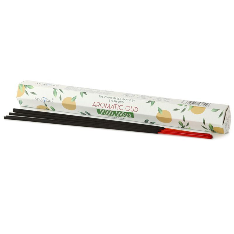 Boite de batonnets d encens naturels Stamford oud avec support a encens et batonnets rouges dans une ambiance minimaliste et naturelle