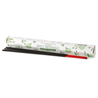 Boite de batonnets d encens naturels Stamford patchouli avec support a encens et batonnets rouges dans une ambiance minimaliste et naturelle