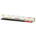 Boite de batonnets d encens naturels Stamford santal avec support a encens et batonnets rouges dans une ambiance minimaliste et naturelle