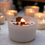 bougie chakra allumee avec pierres naturelles dans une ambiance chaleureuse et apaisante