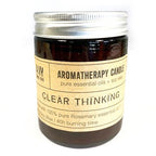 Bougie aromathérapie Clarté mentale 200g à l’huile essentielle de romarin dans un pot en verre ambré, vue produit sur fond blanc