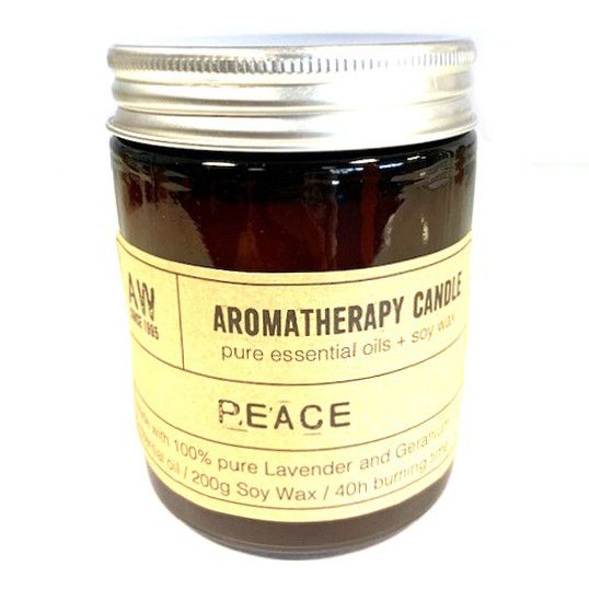 Bougie aromathérapie peace 200g à l’huile essentielle de lavande et géranium dans un pot en verre ambré, vue produit sur fond blanc