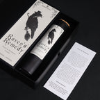 Bougie rituelle Raven's Remedy avec coffret premium et carte de rituel vue en angle