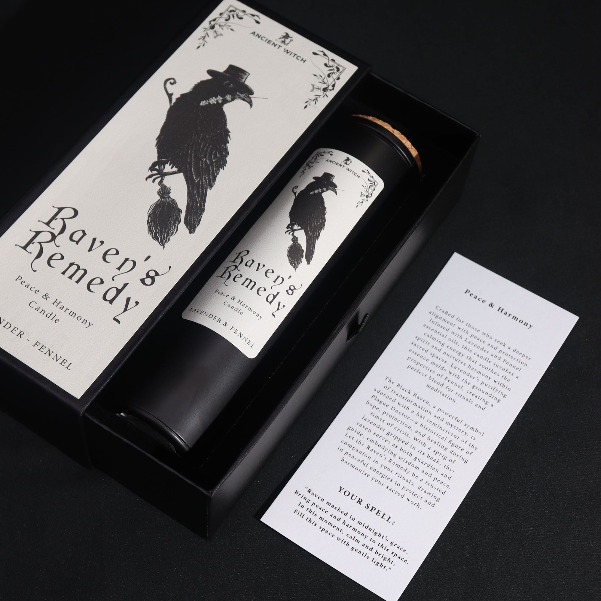 Bougie rituelle Raven's Remedy avec coffret premium et carte de rituel vue en angle