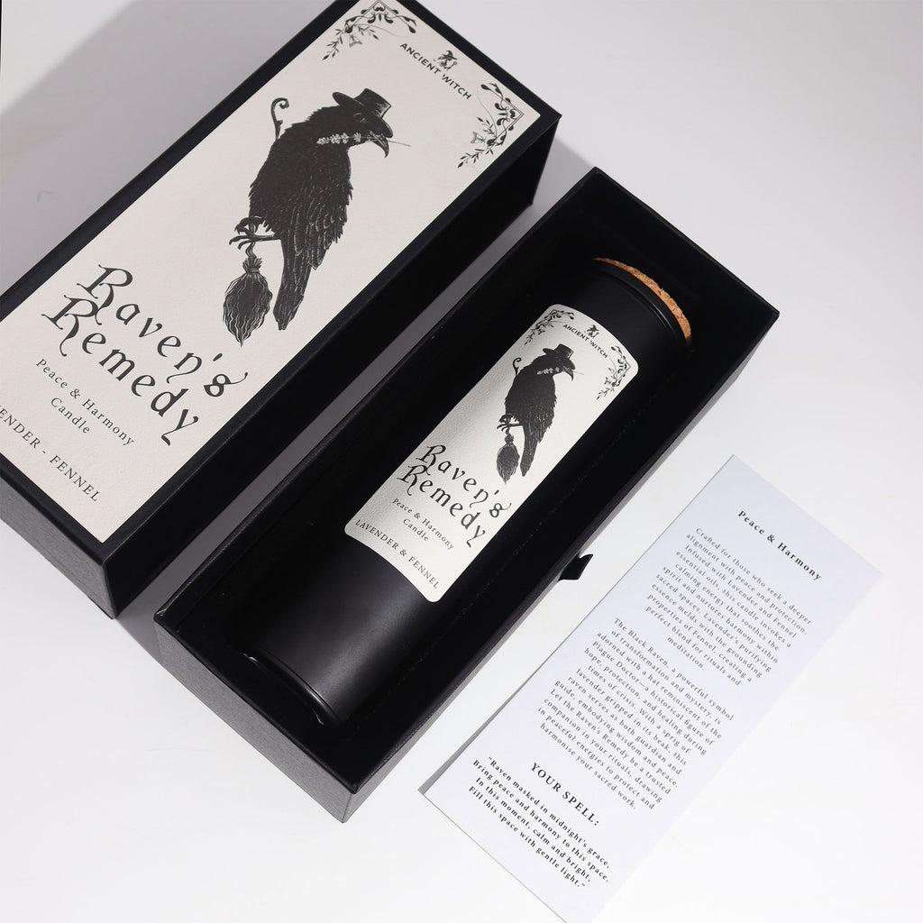 Bougie rituelle Raven's Remedy dans son coffret ouvert avec carte de rituel incluse