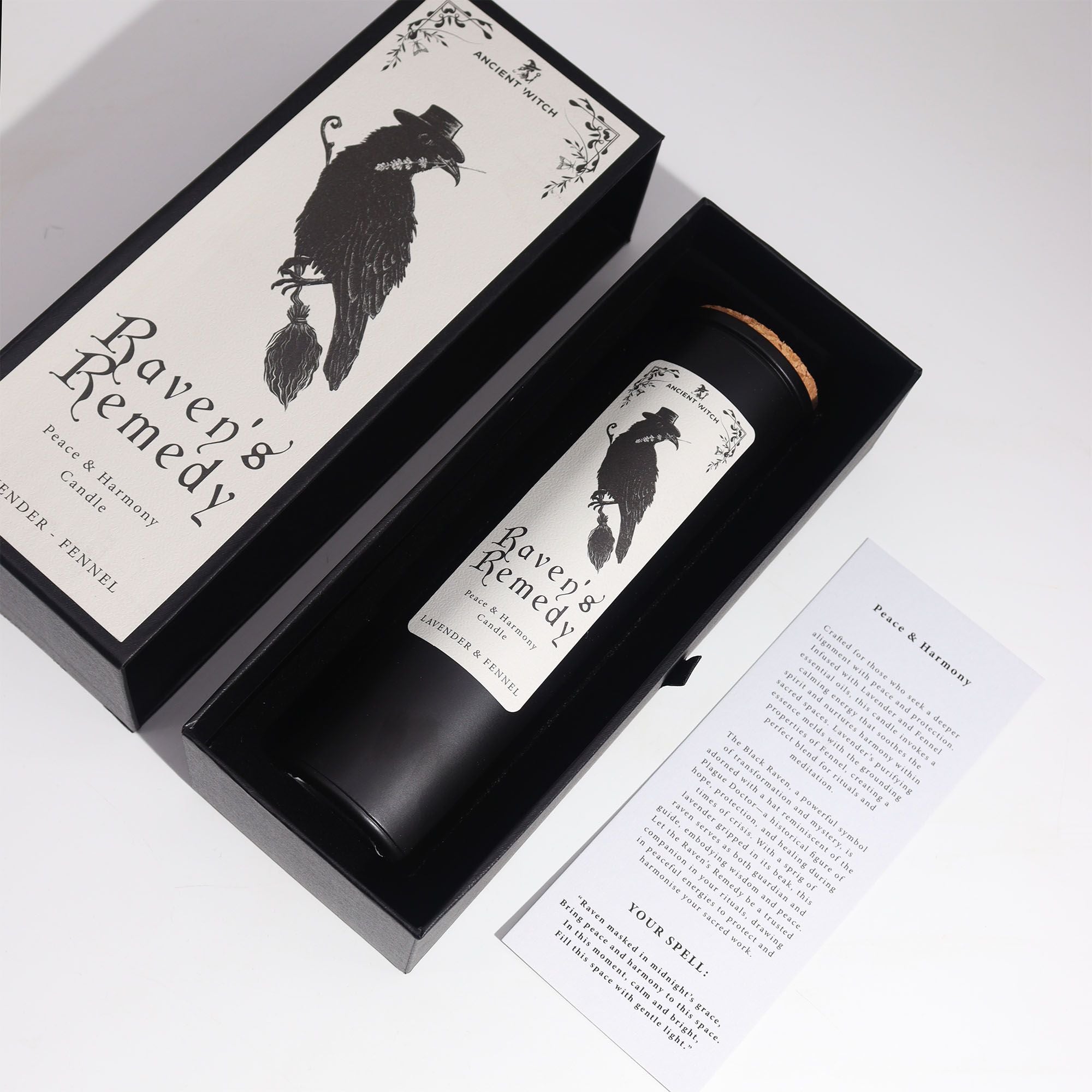 Bougie rituelle Raven's Remedy dans son coffret ouvert avec carte de rituel incluse