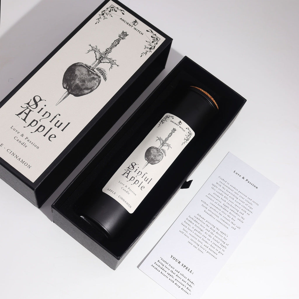 Bougie rituelle Sinful Apple dans son coffret ouvert avec carte de rituel incluse