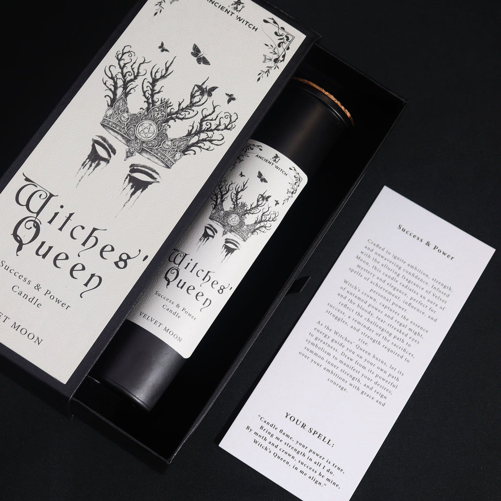Bougie rituelle Witches Queen avec coffret premium et carte de rituel vue en angle
