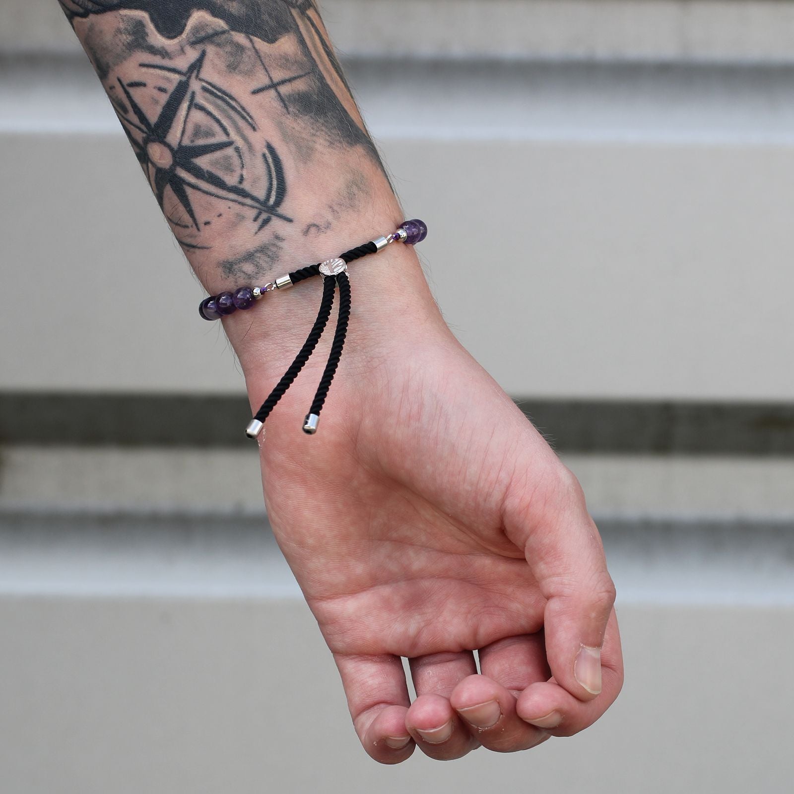 Bracelet améthyste porté au poignet, bijou en pierre naturelle élégant et ajustable