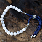 Bracelet en pierre naturelle howlite posé sur bois, symbole de sérénité et énergie spirituelle