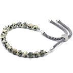 Bracelet en pierre naturelle jaspe dalmatien ajustable avec cordon gris et perles noir et blanche