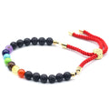 Bracelet en pierre naturelle de lave et cjhakrase ajustable avec cordon rouge et perles noir et couleurs 7 chakras