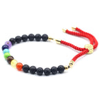 Bracelet en pierre naturelle de lave et cjhakrase ajustable avec cordon rouge et perles noir et couleurs 7 chakras