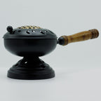 Brûleur d’encens en fonte sur pied avec manche en bois grille doré et décor lune et étoile, design artisanal robuste