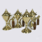 plusieurs brûleurs d’encens en laiton avec manche en bois alignés montrant le design traditionnel du brûleur pour cônes d’encens et rituels spirituels
