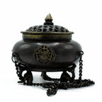 Brûleur d’encens tibétain en laiton avec motifs symboliques, pot suspendu avec chaîne, design artisanal traditionnel