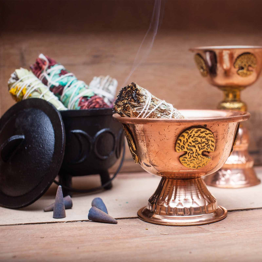 Calice en cuivre arbre de vie posé sur un autel, objet rituel décoratif pour harmonie et connexion spirituelle