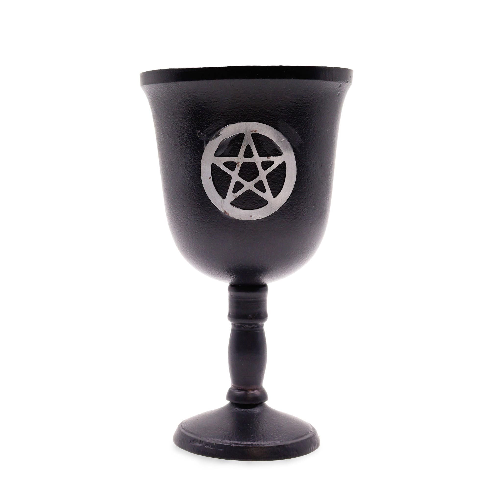 Calice rituel en fer avec symbole pentagramme, utilisé pour les rituels de protection, d’ancrage et les pratiques spirituelles