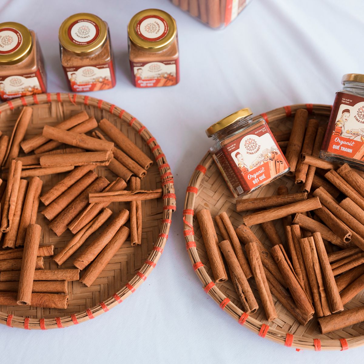 Bâtons de cannelle sur plateau tressé