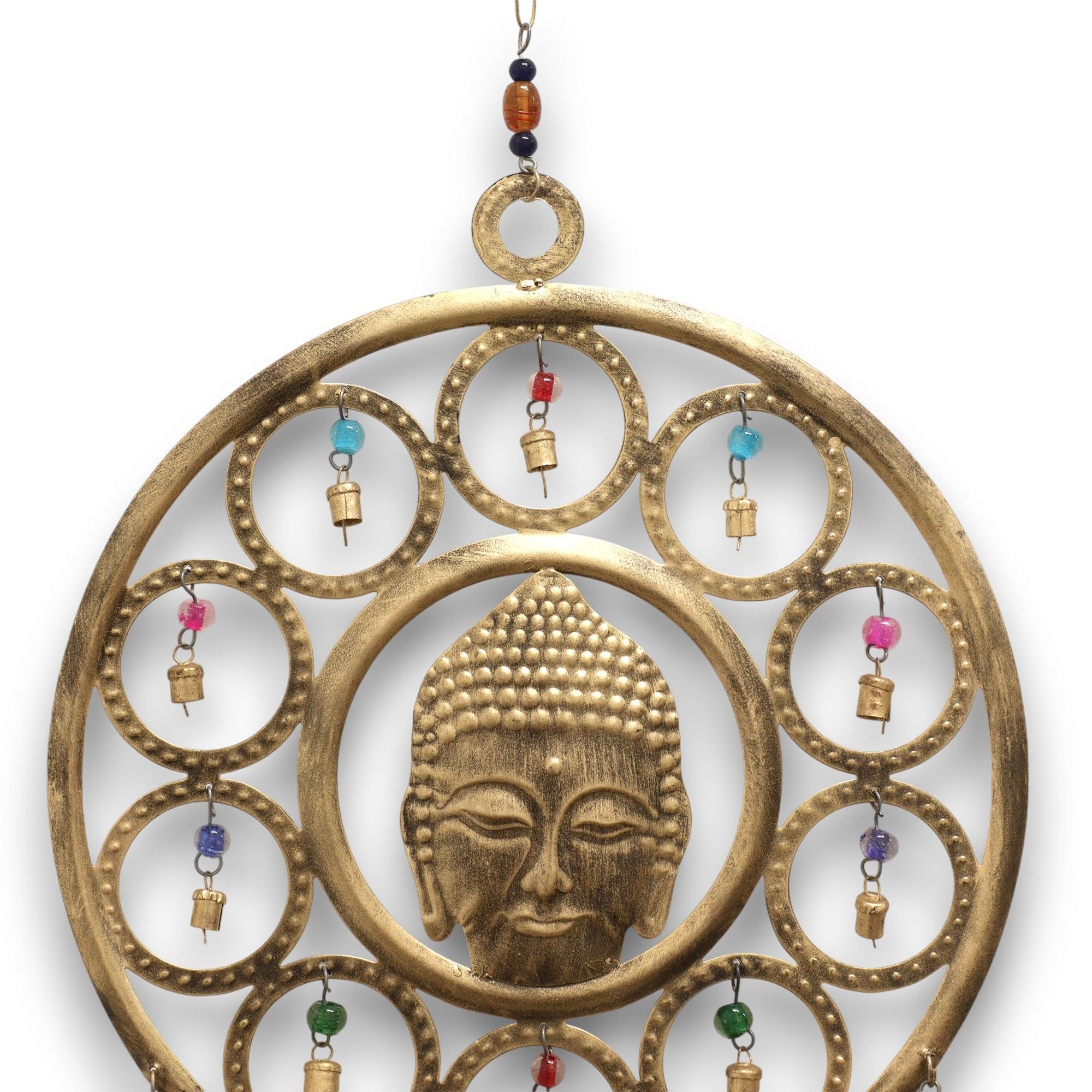 Détail du visage Bouddha sur carillon mural artisanal avec motifs décoratifs
