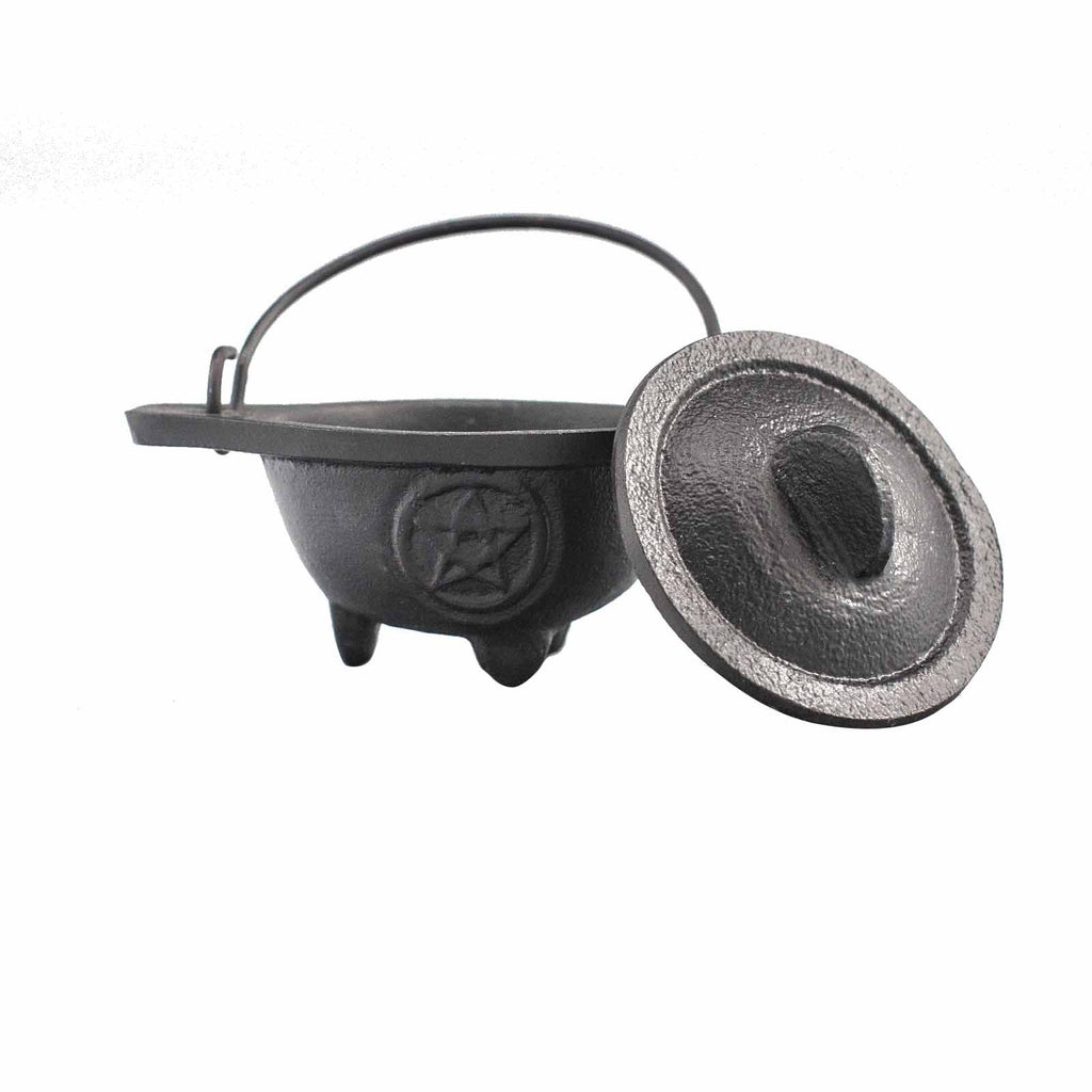 Vue du dessus d’un chaudron rituel en fonte avec pentagramme, accessoire spirituel pour autel