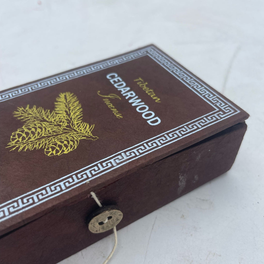 Détail du coffret vert d’encens tibétain bois de cedre avec motif décoratif et fermeture