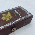 Détail du coffret vert d’encens tibétain bois de cedre avec motif décoratif et fermeture
