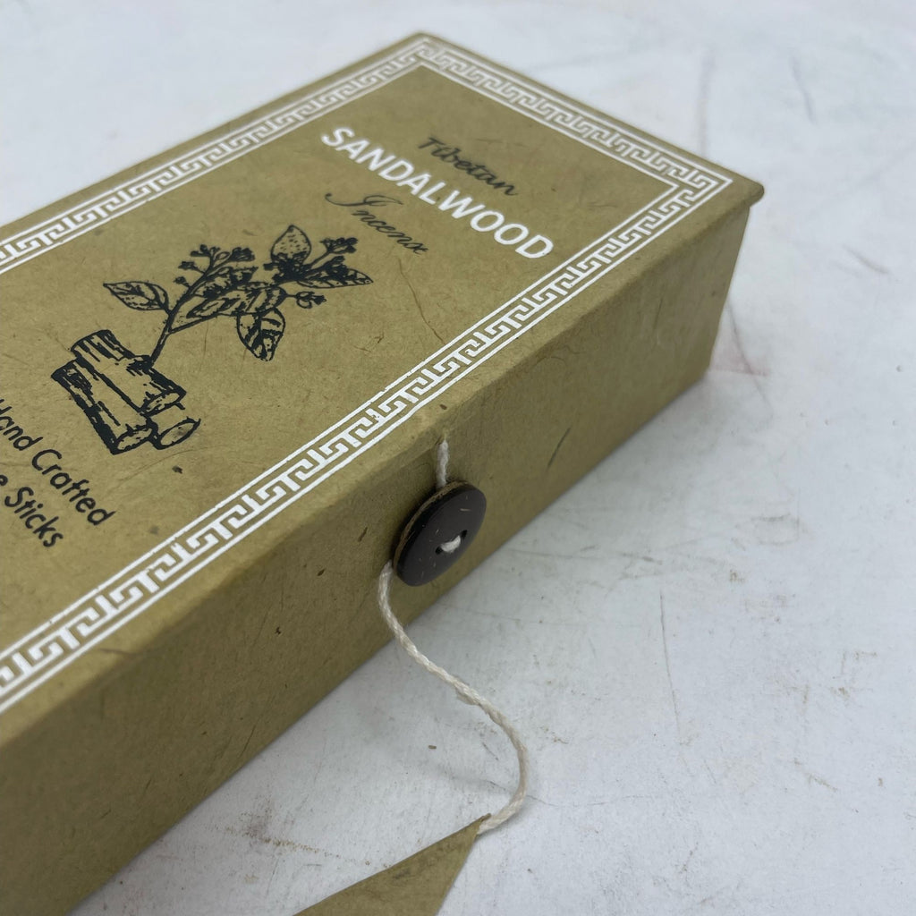Détail du coffret vert d’encens tibétain bois de santal avec motif décoratif et fermeture
